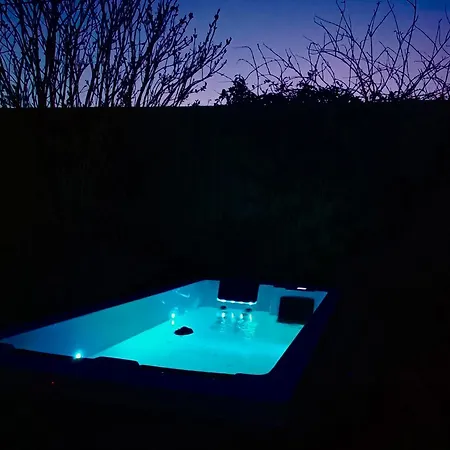 Une Bulle De Bien Etre Avec Spa Privatif Et Petit Dejeuner Inclus Pres De Castelnaudary